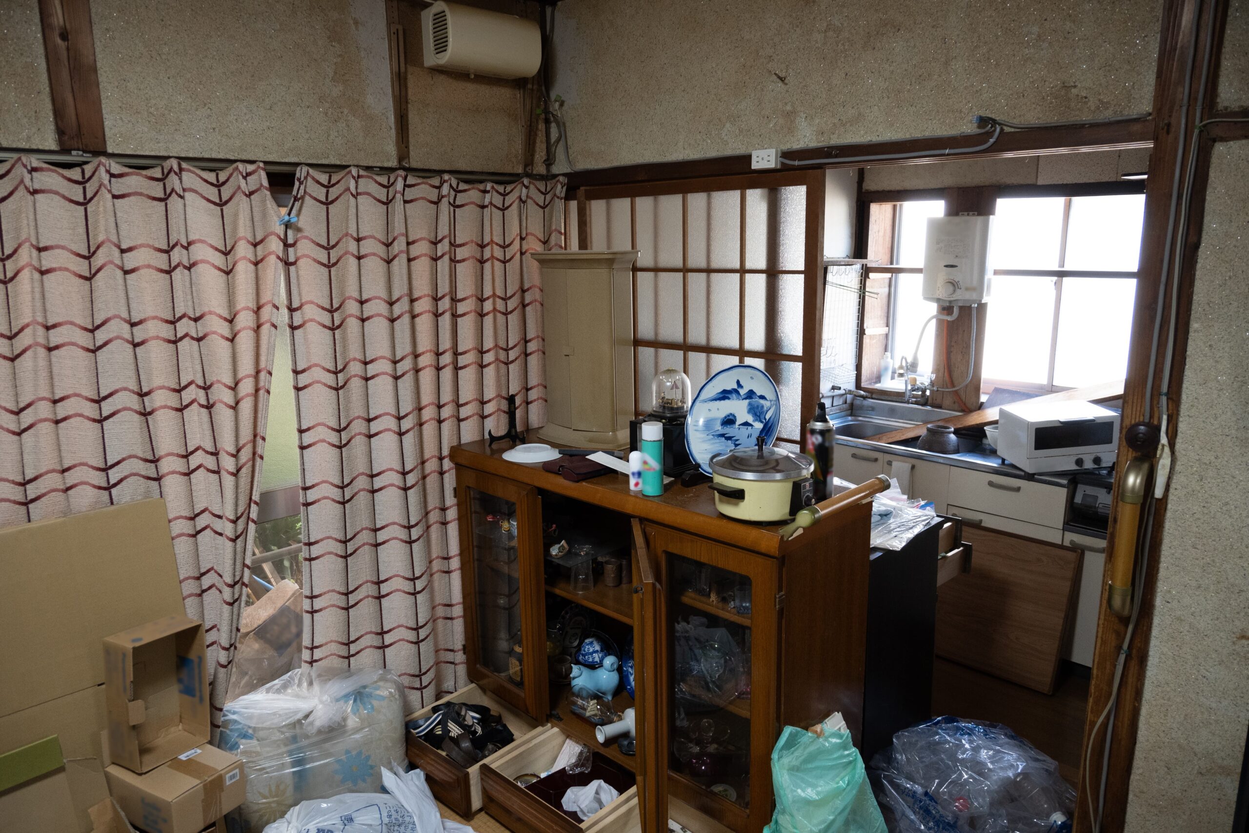 部屋が片付いていない様子の写真